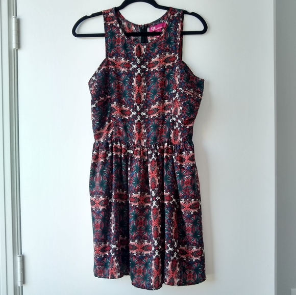 ๐ up flattering fit and flare patterned dress - Picture 1 of 3
